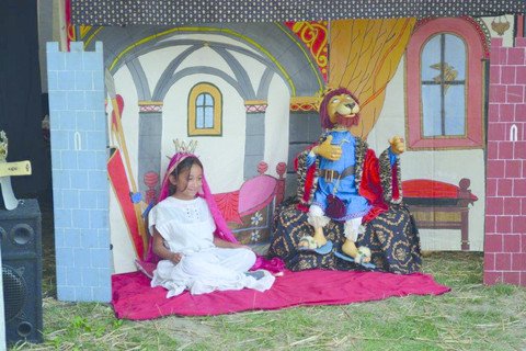 Les enfants déguisés invités à participer au spectacle de marionnettes "La légende du roy Arthur"