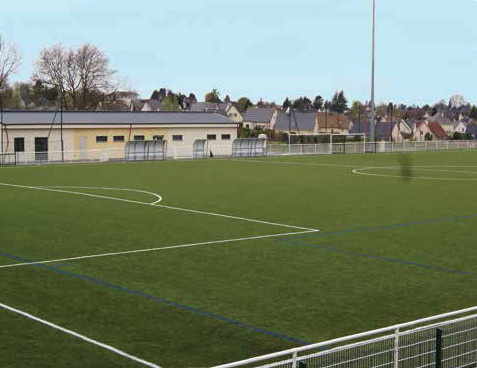 Terrain de football synthétique et son vestiaires